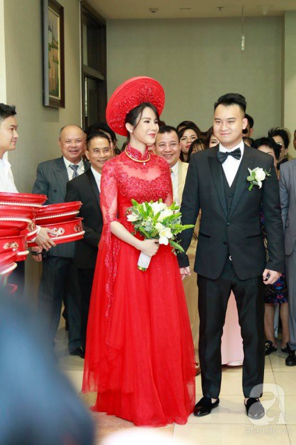 Cô dâu Diệp Lâm Anh và chú rể thiếu gia trao nhau nụ hôn đắm đuối trong lễ đón dâu Cô dâu Diệp Lâm Anh và chú rể thiếu gia trao nhau nụ hôn đắm đuối trong lễ đón dâu